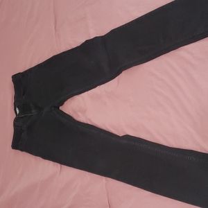 Levi's black jeans size 18 regular (s26 skinny)